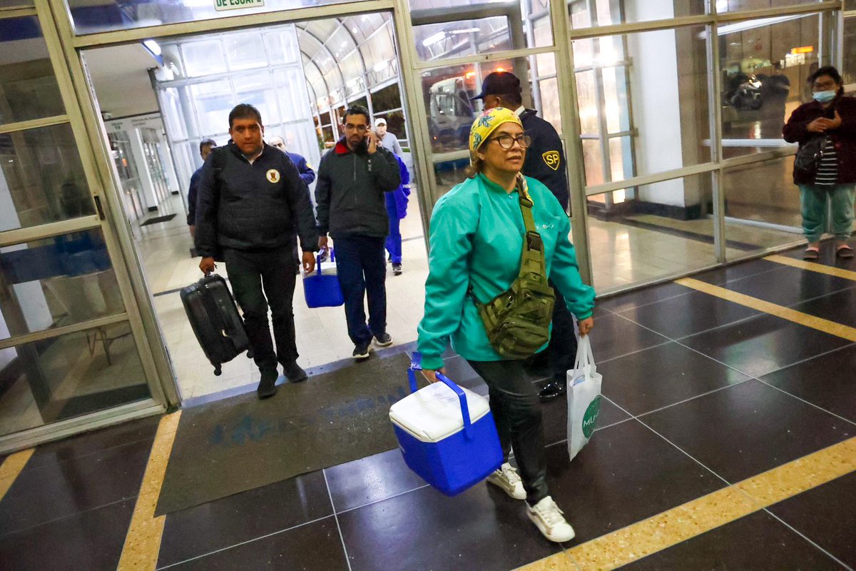 EsSaludPeru's tweet photo. ¡EsSalud sigue salvando vidas! 🙌 Hoy, en Tacna, se realizó el operativo número 38 gracias a la generosidad de una familia que donó los órganos de su ser querido fallecido. 👩‍⚕️🧑‍⚕️ Médicos de los hospitales Rebagliati y Almenara viajaron hasta el hospital Daniel Alcides Carrión, en Tacna, y validaron hígado, riñones y córneas. Estos órganos fueron trasladados a Lima para salvar la vida de seis pacientes en lista de espera, entre ellos, un menor de edad.

#EsSalud insta a tomar conciencia y decir SÍ a la donación de órganos, porque una persona puede salvar hasta nueve vidas. 💙