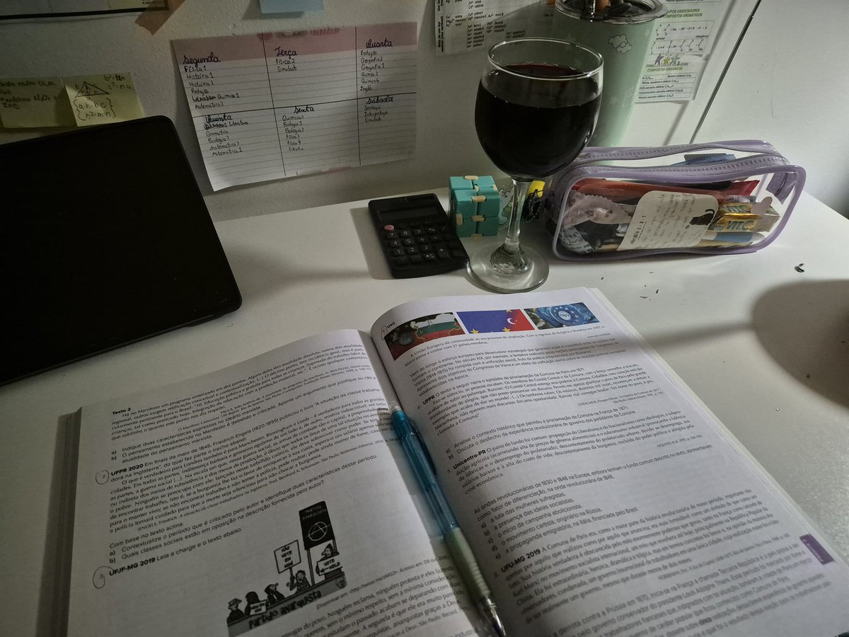 qhemistryy's tweet image. "pq eu uso o método pomodoro" "pq eu faço estudo ativo" "pq eu faço resumo colorido"

pois o meu método de estudos é fingir q sou um cientista da renascença bebendo um vinho francês e escrevendo minhas ideias enquanto sou procurado pela igreja caótica