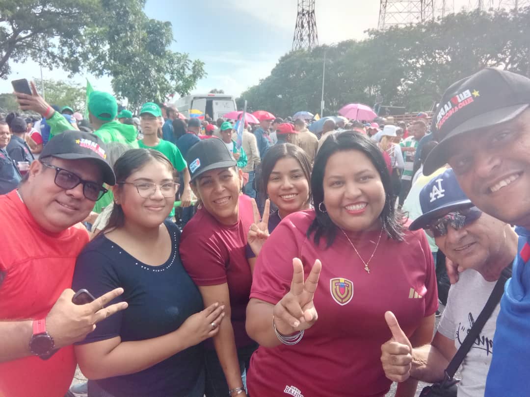 Desde el municipio Caroni, el pueblo en la calle reafirma su apoyo contundente al Presidente Constitucional y Reelecto Nicolás Maduro, el Gallo Pinto de Venezuela.

#VenezuelaQuierePaz 
#PuebloValienteEnVictoria 

<a href="/NicolasMaduro/">Nicolás Maduro</a> 
<a href="/amarcanopsuv/">Ángel Marcano</a> 
<a href="/brizcoroquin/">Brizeida Quiñones</a>
