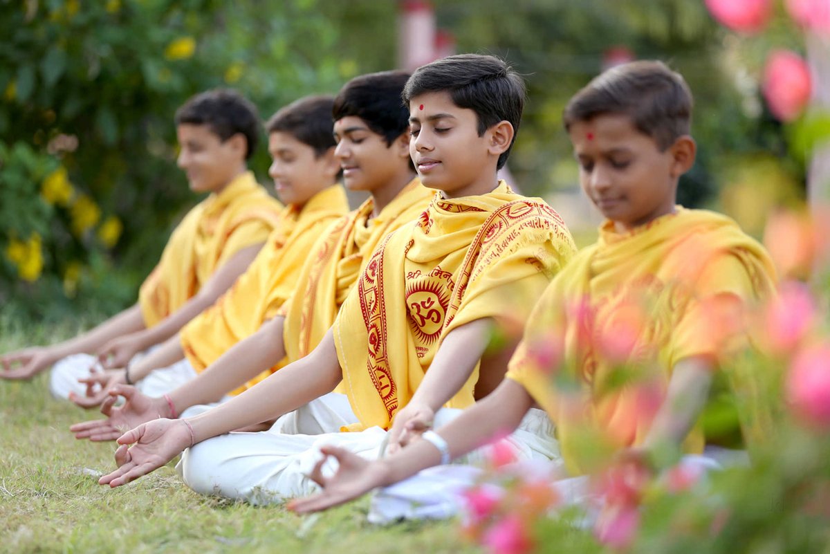 सनातन धर्म की कुछ महत्त्वपूर्ण जानकारी जो हर हिंदू को पता होना चाहिए.....

खासकर अपने बच्चों को बताएं क्योंकि ये बात उन्हें कोई दूसरा व्यक्ति नहीं बताएगा...!!

दो पक्ष- कृष्ण पक्ष , शुक्ल पक्ष !

तीन ऋण - देव ऋण , पितृ ऋण , ऋषि ऋण !

चार युग - सतयुग , त्रेतायुग , द्वापरयुग ,