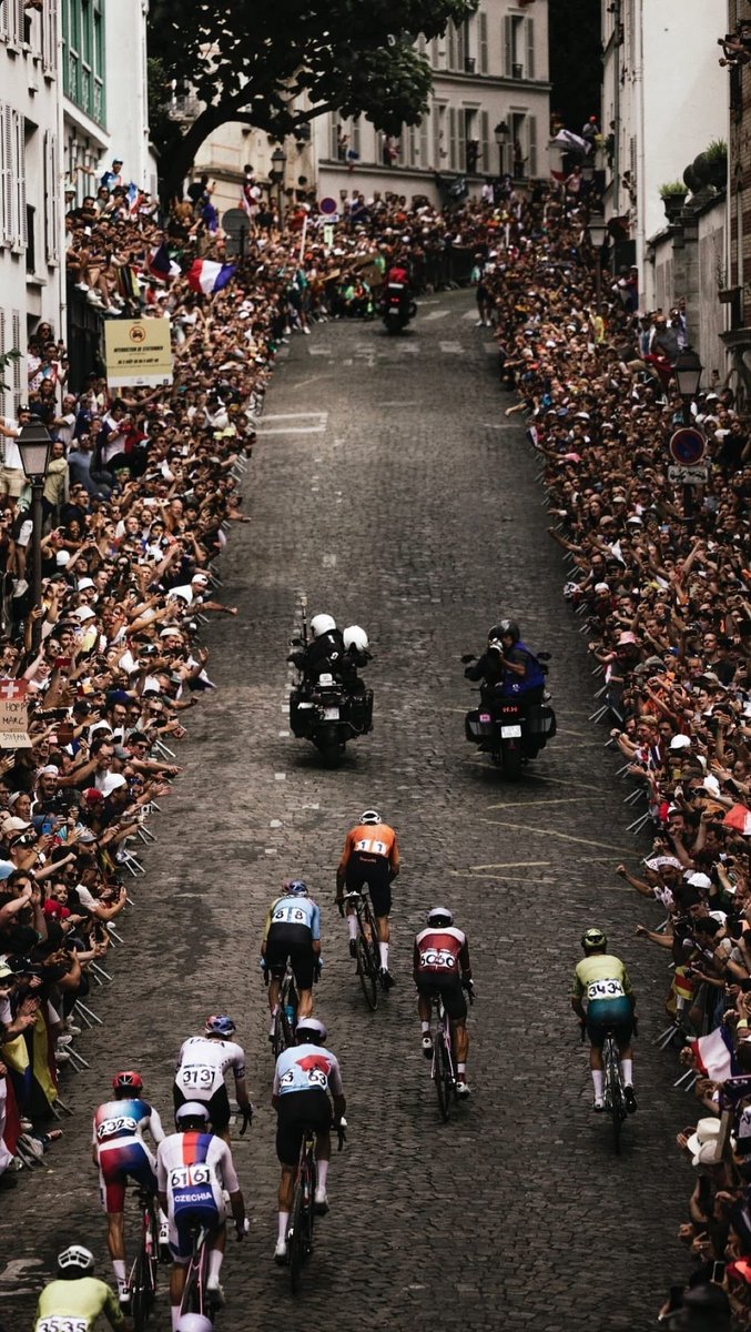 MLaGattina's tweet photo. Será una de las fotos del año del #ciclismo se estima que hubo 500 mil personas siguiendo la competencia de #CyclingRoad masculino hoy en #Paris2024 🥲 una demostración más de que es uno de los deportes más importantes de los #OlympicGames https://t.co/alFDXpXeqz