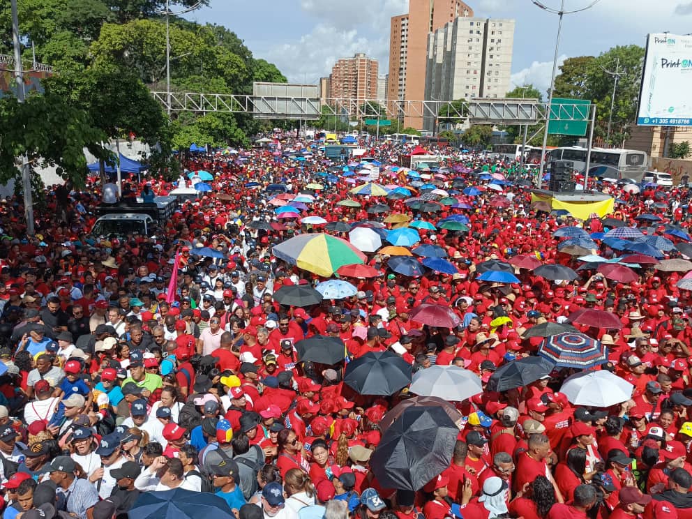¡Venezuela quiere paz! Gran Marcha en respaldo a nuestro presidente reelecto <a href="/NicolasMaduro/">Nicolás Maduro</a> . #PaisDeOchoEstrellas 
<a href="/delcyrodriguezv/">Delcy Rodríguez</a> <a href="/GRaulparedes/">Gral. Raúl Paredes</a>