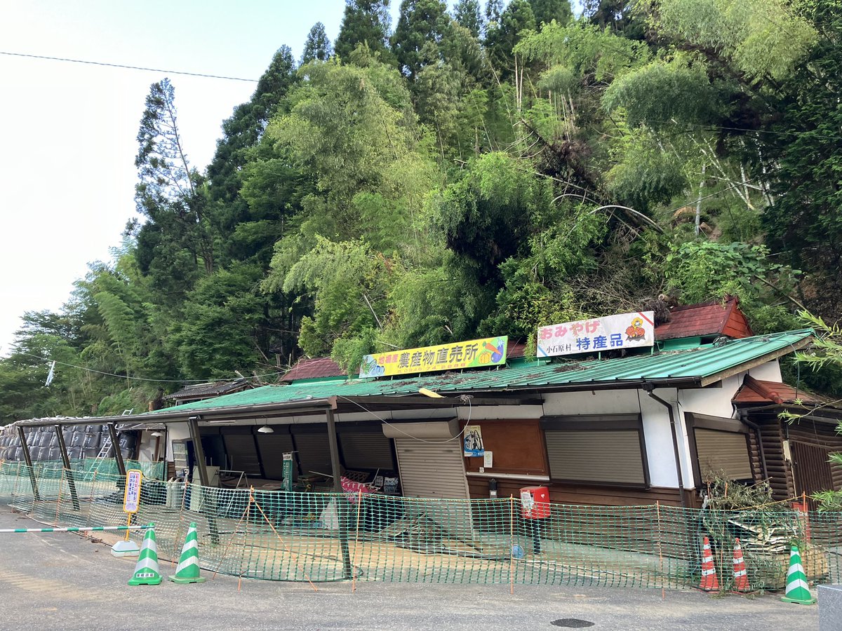 tottuanx's tweet photo. 画像右手のお隣りの陶器ギャラリー鼓の陶芸館で販売再開できて良かったです
#国道ステッカー #R211 https://t.co/nJulJ4hm7G