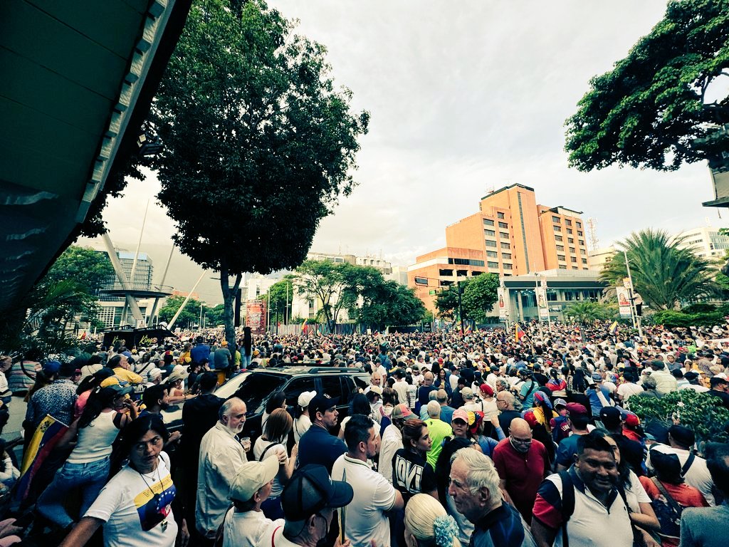 eliasayegh's tweet photo. Mucho se habla de la Constitución pero a veces poco se lee...

Su artículo Artículo 5 dice:
"La soberanía reside intransferiblemente en el pueblo, quien la ejerce directamente en la forma prevista en esta Constitución y en la ley, e indirectamente, mediante el sufragio, por los órganos que ejercen el Poder Público. 

Los órganos del Estado emanan de la soberanía popular y a ella están sometidos."

Cumplamos con nuestra Constitución y avancemos sin violencia, con garantías para todos, hacia un Cambio en PAZ!