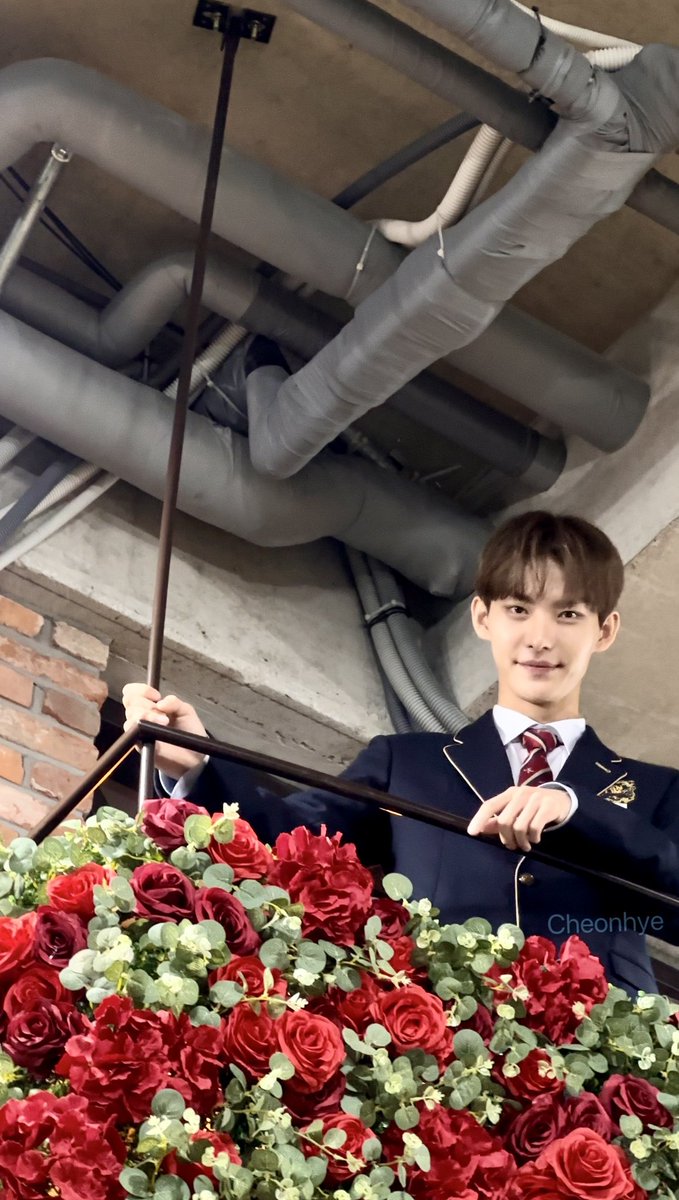 Cheonhye_in's tweet photo. 2024.08.03 메이크스타 팬싸~
졸사 포즈🎓
#현준 #HYUNJUN #ヒョンジュン  #Backseat https://t.co/WoPHf6ngYw