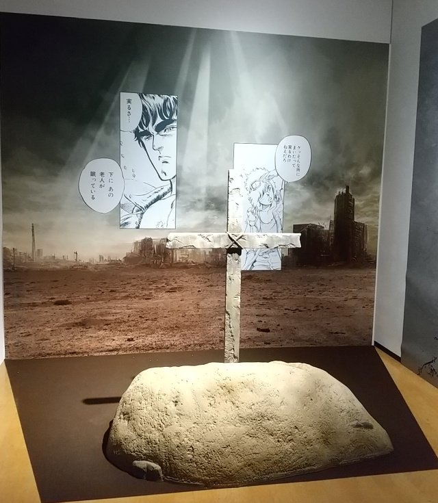 →できてとても有り難かったです。ひとりで行ってたらきっと昂る感情を制御できず破裂して死んでた。
とにかくもう、膨大な数&amp;圧倒的クオリティで大迫力の原先生の原画、会場各所に設置された遊び心あふれる展示(画像参照!!)、ずっと流れている「愛を取り戻せ」と「ユリア…永遠に」でもう会場内の→ 