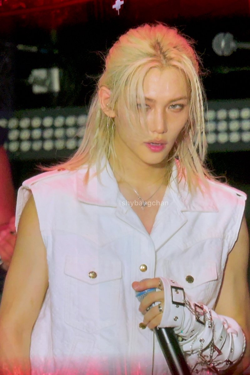 BBOKARILOOKS's tweet photo. he's so mesmerizing https://t.co/QizXVAFKyo