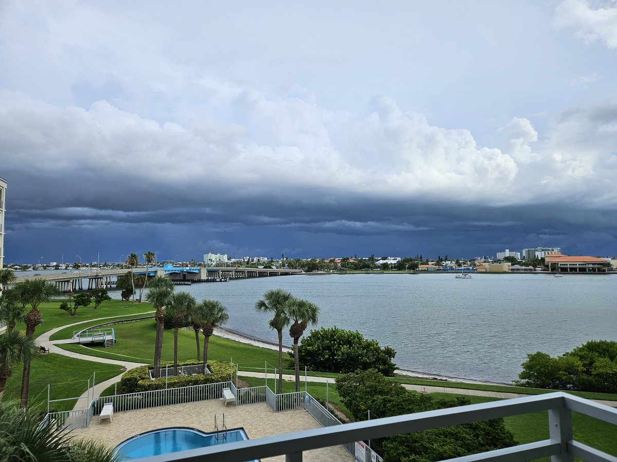 BamamomRTR's tweet photo. @spann Wow!!! All within an hour or so! Outer Bands of TS Debby coming into St Pete Beach, then an amazing Sunset &amp; Double Rainbow!! https://t.co/OYJyolBYHn