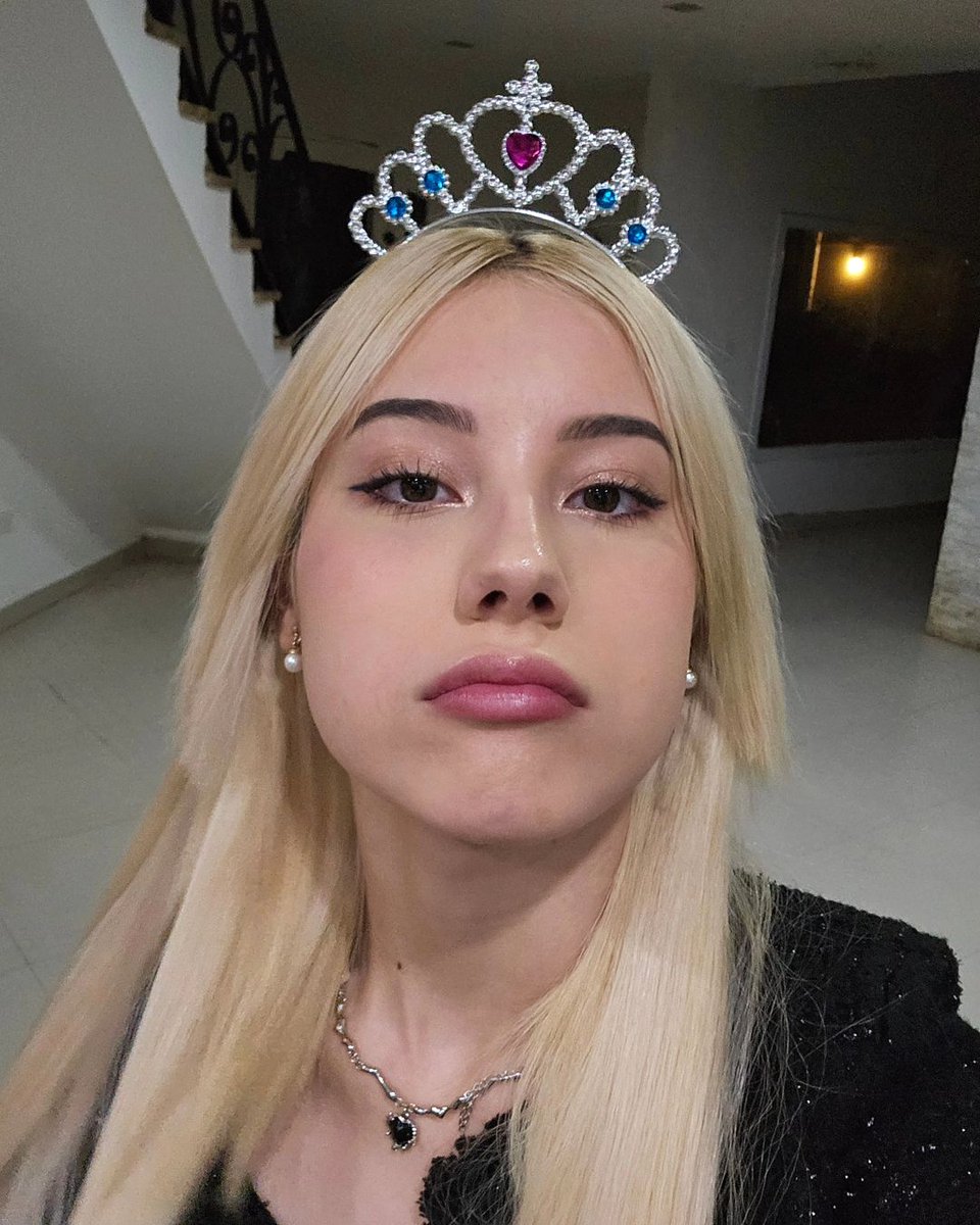 CeleGlobal's tweet photo. 📷 - #CELESTE Instagram update 👸🏼

https://t.co/kbM0AzYhbe https://t.co/lhqbBYwmj6