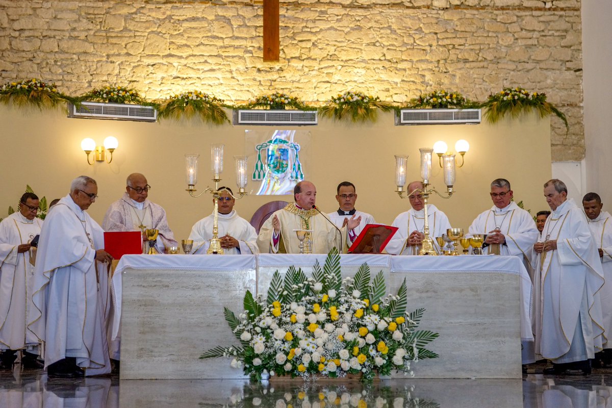 DiocesisPC's tweet photo. #EnFoto Celebración de la Eucaristía y Toma de Posesión del 4to Obispo de la #DiocesisDePuertoCabello Mons. José Antonio Da Conceição Ferreira.

#DiócesisDePuertoCabello 
#MasUnidaACristo 
#HaciaUnaDiócesisEnComunión 
#ObispoDePuertoCabello 
#TomaDePosesiónCanónica https://t.co/SzrHFXJNDR