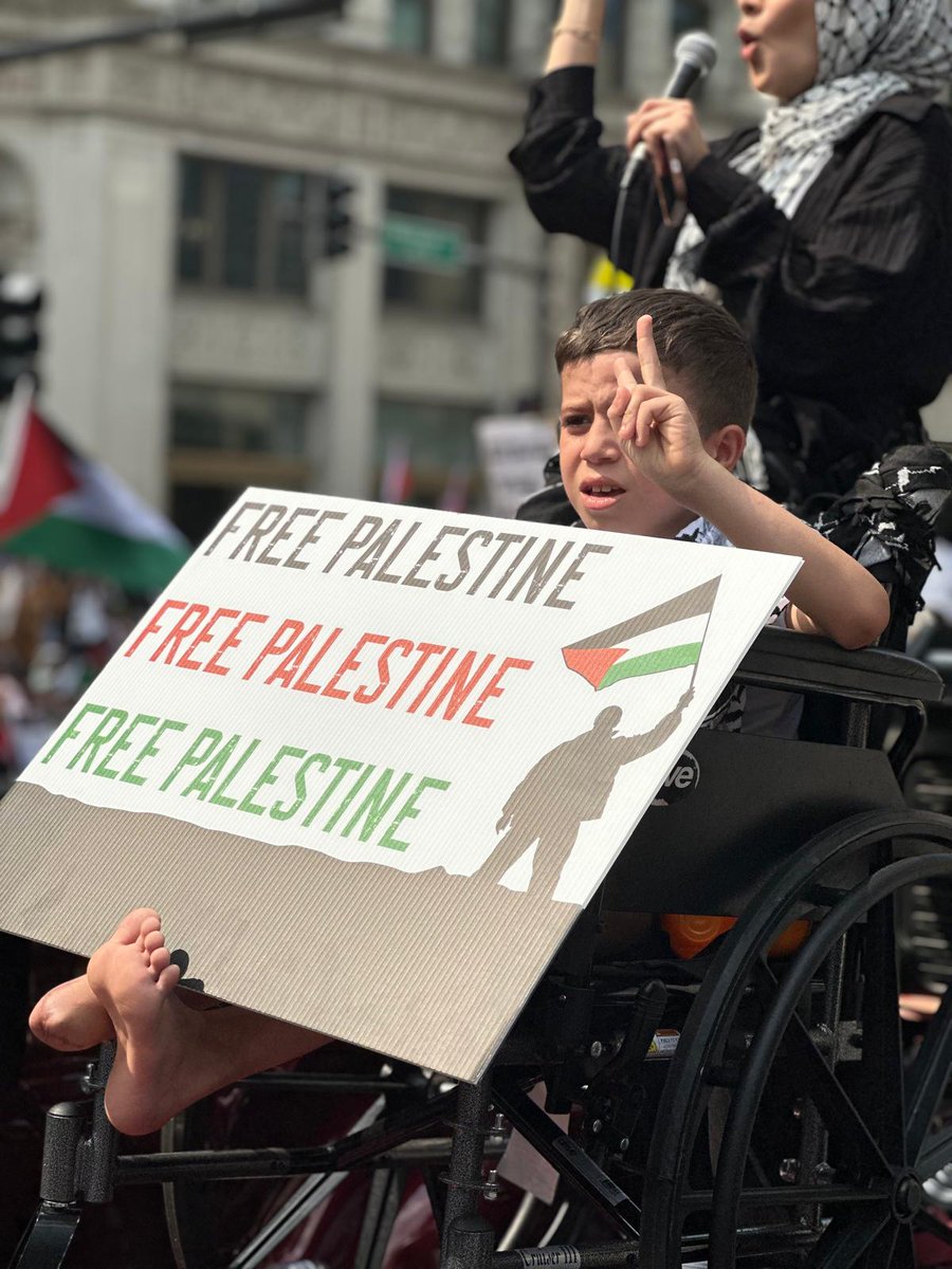 Rifff33's tweet photo. Barra from Gaza, who lost his leg from an israeli airstrike and came to Chicago for treatment, at the protest today ❤️ https://t.co/Xke94gCFJf