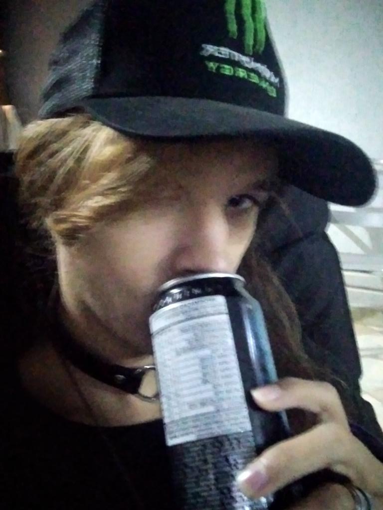 batyuri's tweet photo. Resenha de sábado na casa do alethomazz com my @monsterenergy #resenha #resenhadesabado #resenhemo #roles #rolezin #rolezemo #roledesabado #sabado #sabadou #sabademo #teen #teenager #teenlife #batyuriplays #emo #emocore #emoteen #emocute #emobr #emolife #emostile #emoboy #rock https://t.co/5e0BXf8IyN