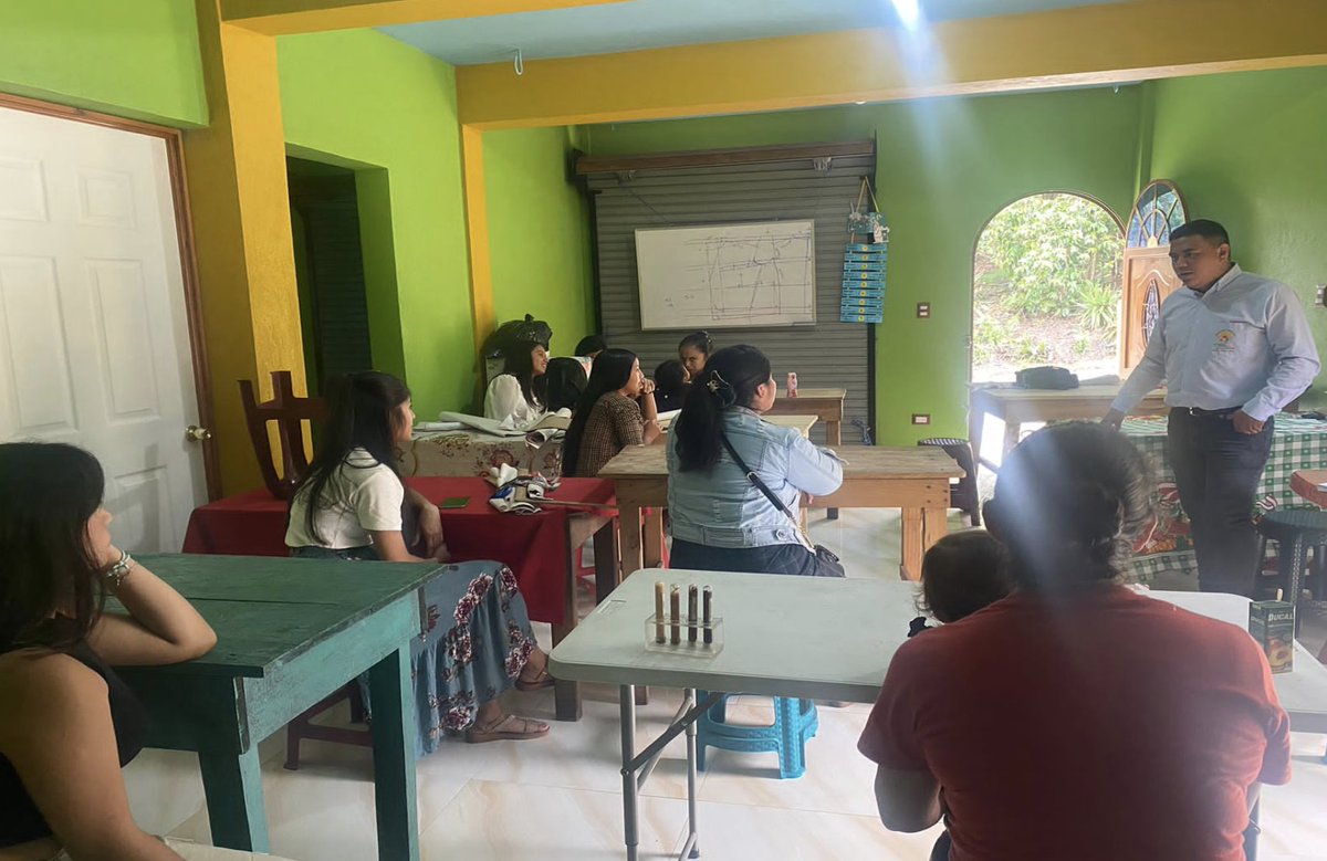 ► Gracias a la reunión informativa que se llevo acabo con las señoras de Aldea Barranca Grande el Calvario, San Cristóbal Cucho San Marcos, logramos organizar el primer curso de Agroindustria Artesanal en la elaboración de pizzas, además de poder seguir difundiendo información