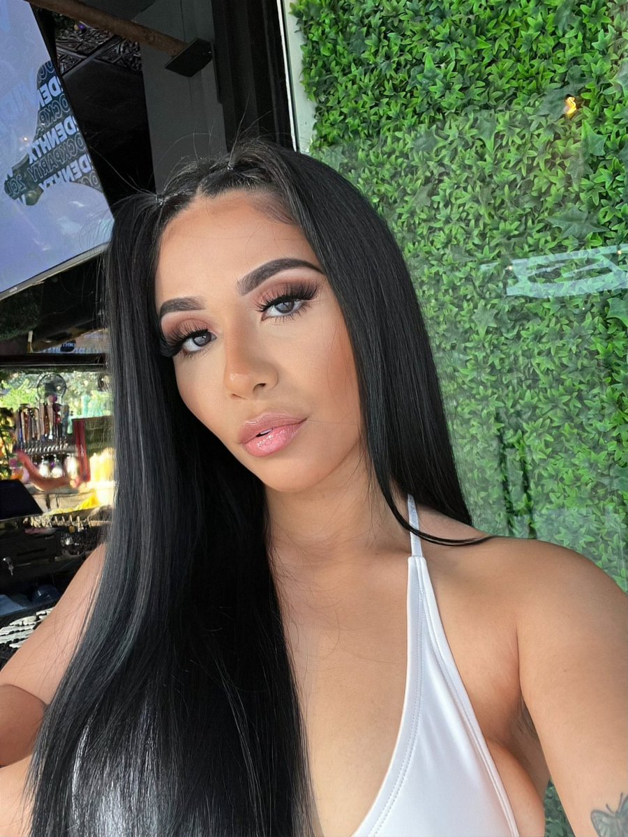 itsjulianaab's tweet photo. #whitelinen babe 🧚🏻♀️🤍 https://t.co/UavwJyaCDQ