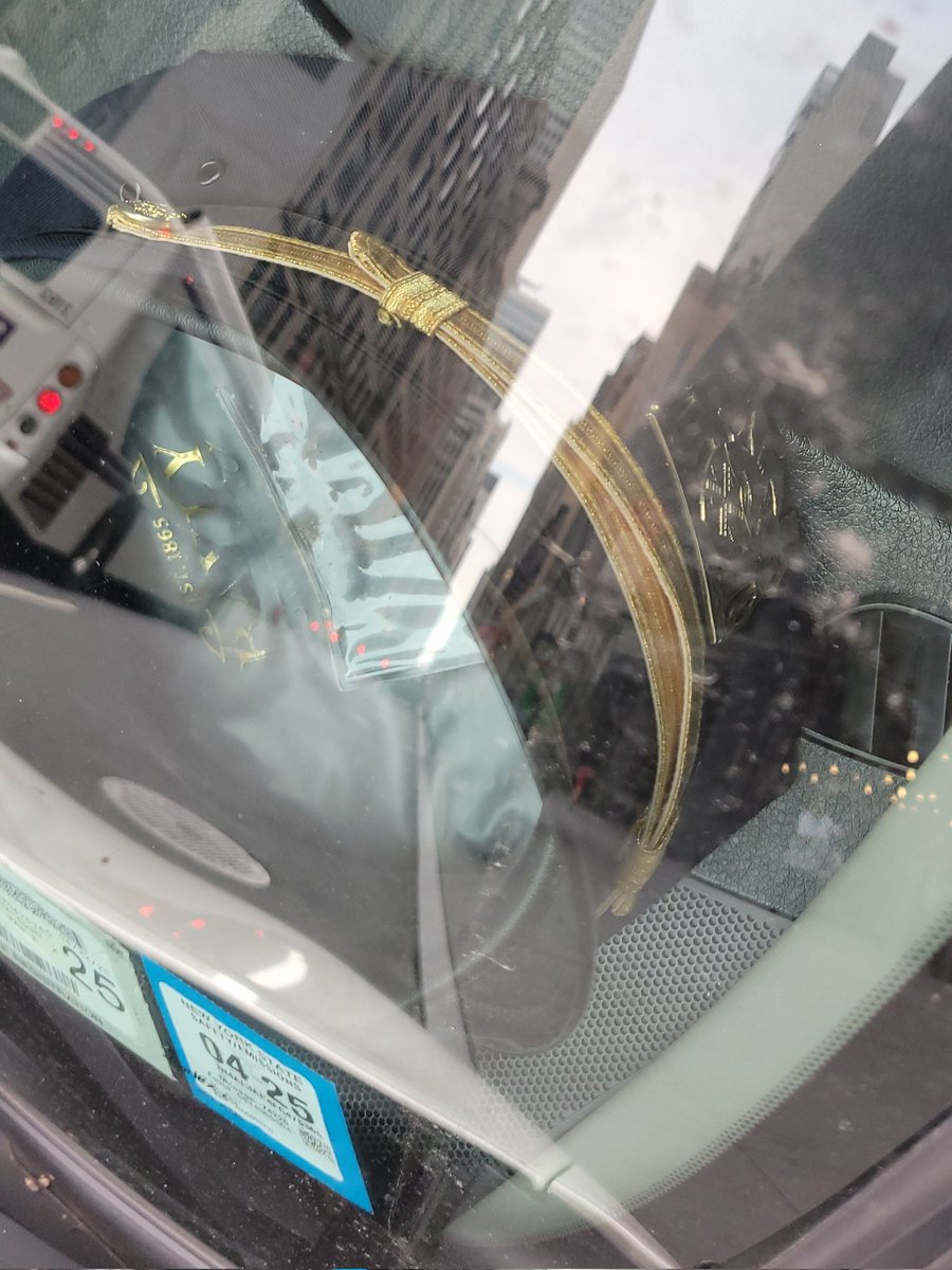placardabuse's tweet image. This car was allowed to park illegally right in front of the @NYTimes Building because it had a @NYPDnews #FancyHat on the dashboard.

#CultureOfCorruption