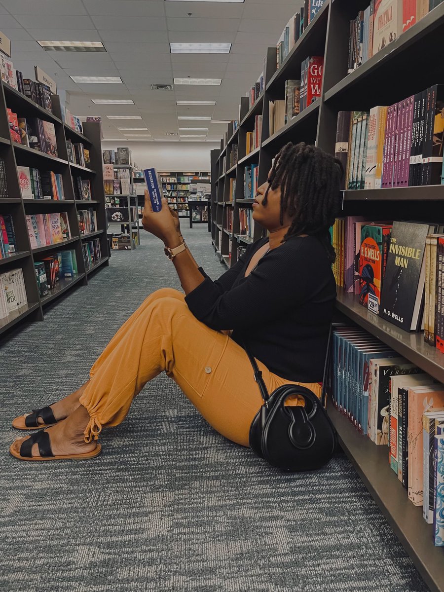 JennyPrinston's tweet photo. My kind of retail therapy 🖤📚🤎 https://t.co/t2EHYlpjgg