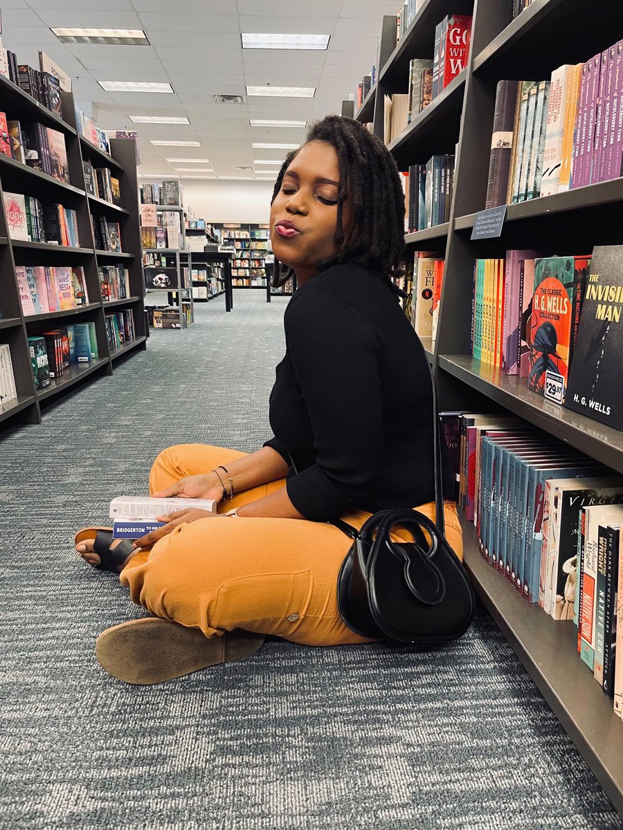 JennyPrinston's tweet photo. My kind of retail therapy 🖤📚🤎 https://t.co/t2EHYlpjgg