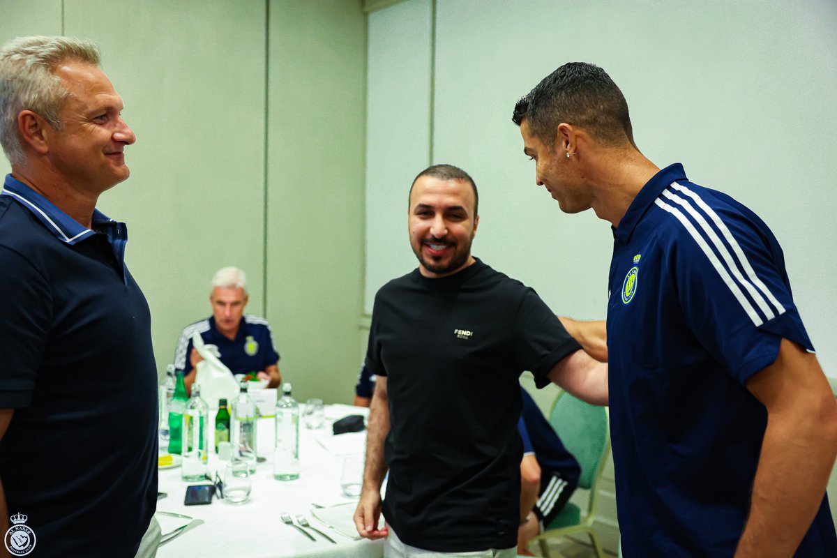 AlNassrFC's tweet photo. سعـادة الرئيس الأستاذ إبراهيم بن عبدالله المهيـدب @ebrahim34ab والرئيس التنفيذي السيد جويدو فينجا و قائد فريق #النصر كريستيانو رونالدو 💛
#النصر_في_اسبانيا 🇪🇸 https://t.co/8aaFjaOsfL