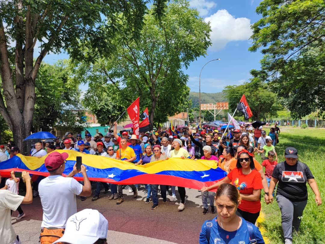 MBI_Rebeldes's tweet photo. “¡Que viva la dignidad de nuestro pueblo! 
¡Que viva la soberanía! ¡Que viva pues Venezuela libre y soberana, digna y grande! ¡Que viva la Paz! 
Hugo Chávez.

Desde el Glorioso Municipio MBI nuestra Militancia marchó con alegría en respaldo a nuestro Presidente @NicolasMaduro 🇻🇪 https://t.co/lZ58KtmNwU