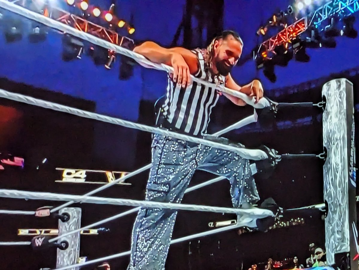 CyanMutant's tweet photo. Dang I can't believe Seth Freakin' Rollins got some flash pants so jealous
#WWE #SummerSlam https://t.co/APAD0njzQK