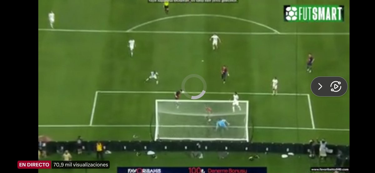 ram902's tweet photo. @TheEuropeanLad @ZiggoSport Passive offsiede of Lewandoski, he is between the ball and the Goalkeeper. https://t.co/0IO4HXGVie