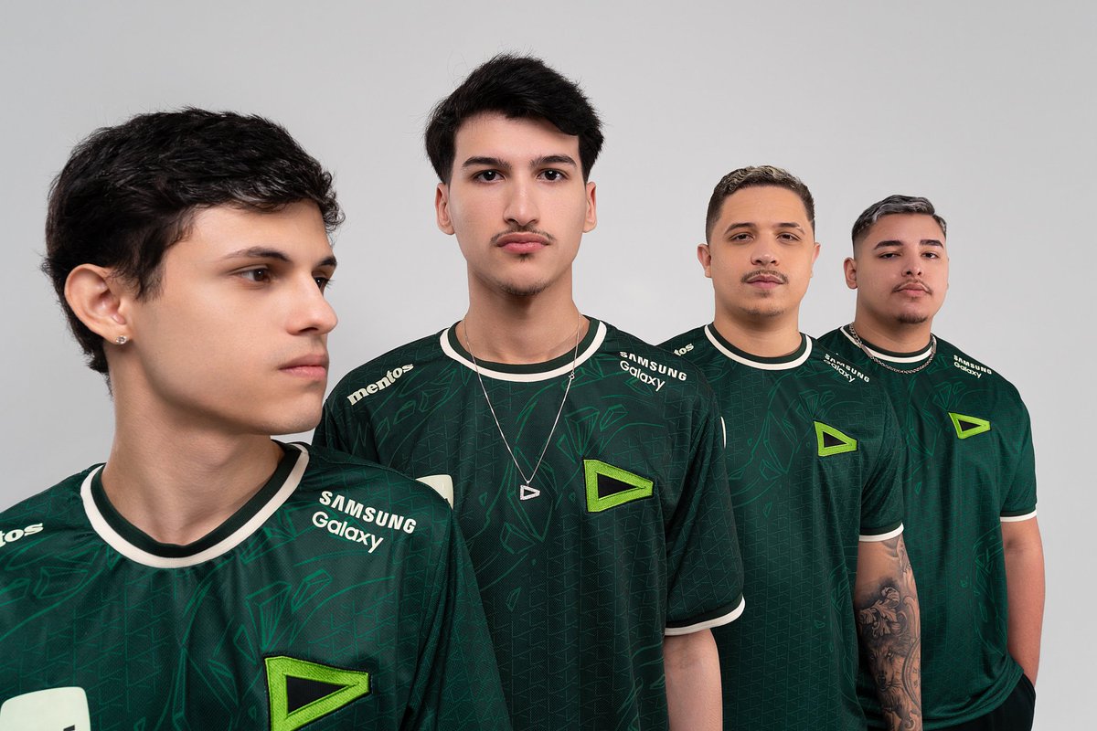 guixlll's tweet photo. ANÁLISE DO DIA DA LOUD NA 2° RODADA DA CPN FAVELA GAMING EDITON! 💚

🎯 88 pontos
⚔️ 51 abates
🥇 0 booyahs
🗺️ Melhor mapa do dia: Bermuda

• ABATES INDIVIDUAIS •

👑 Draxx - 18
• Yago - 14
• Lost - 11
• Cauan - 8

#goLOUD https://t.co/ADaFLin6eW