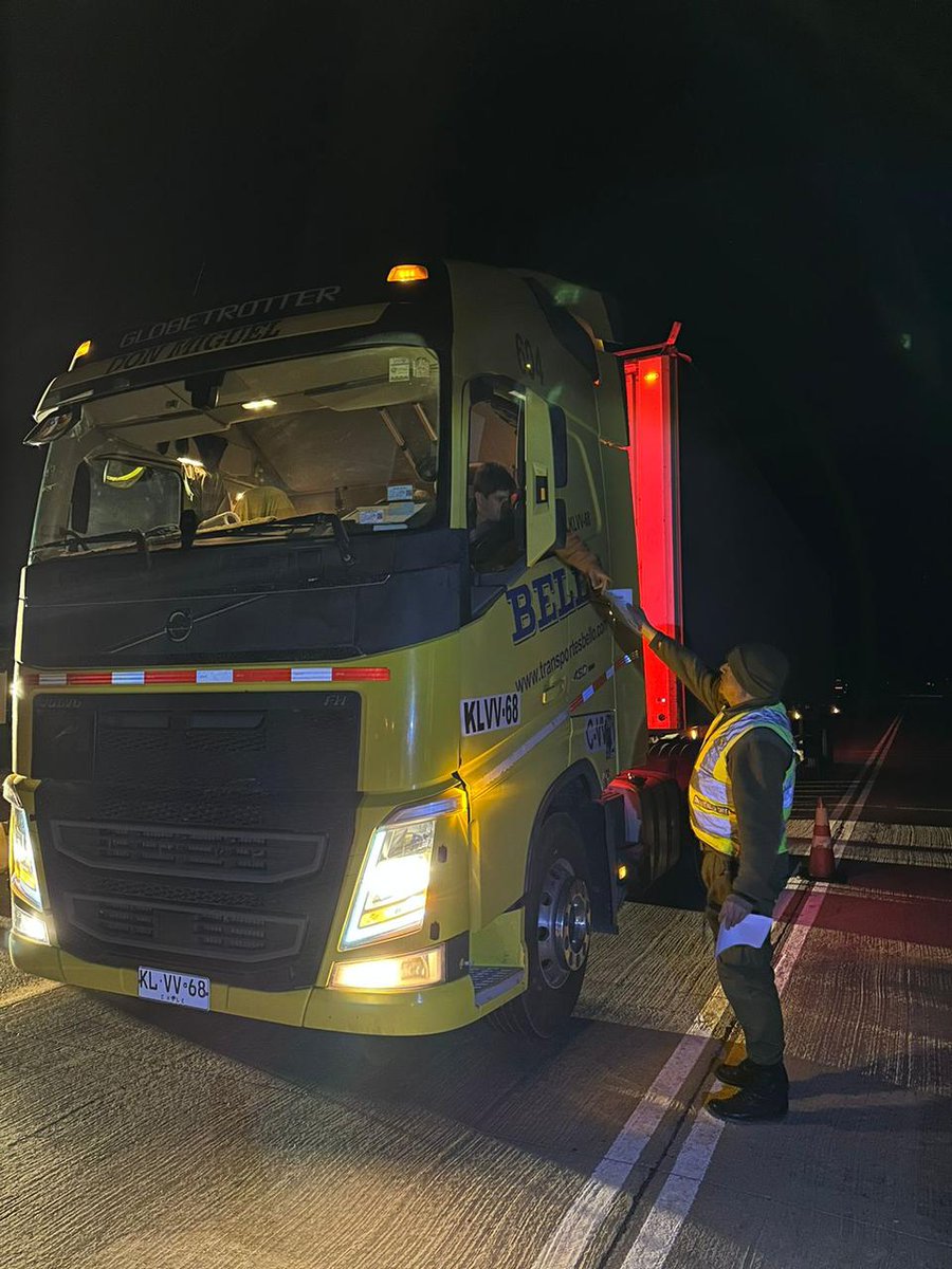 CarabAntof's tweet photo. En la #Ruta5Norte Carabineros del Retén Alemania de la 1ª Comisaría #Taltal mantiene de forma permanente fiscalizaciones en puntos de control para prevenir accidentes o delitos.
#LaPrevenciónEsNuestraEsencia 
#OrdenYPatria https://t.co/hGRFRMqW9k