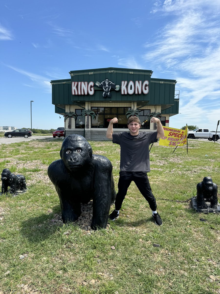 Headed west again, this time with DeSanto. He insisted on stopping at the King Kong Restaurant. 

Vibes: 10/10
Food: 1/10