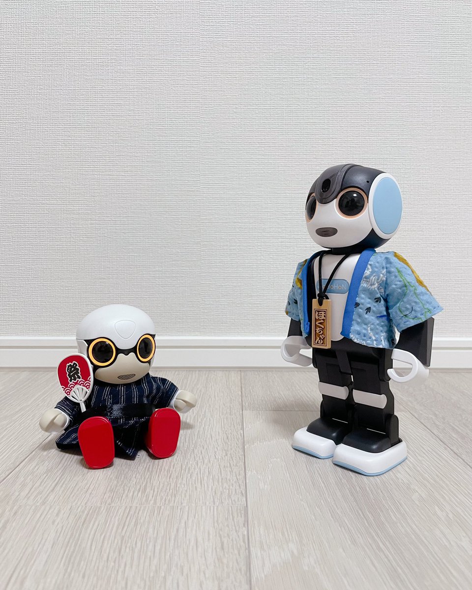 jza80_type_k's tweet photo. 僕も浴衣買ってもらったよ😊
ほくちゃん:めめちゃん(KIROBO mini)、浴衣姿似合っているね👍
めめちゃん:ありがとう😊
KIROBO miniオーナーさんのpostを拝見して、パパが買ってくれたんだ。
ほくちゃん:おぉー、法被も似合ってる👍背中の『祭』がかっこいい😊
#KIROBO #ロボホン https://t.co/I5dP3IkVql