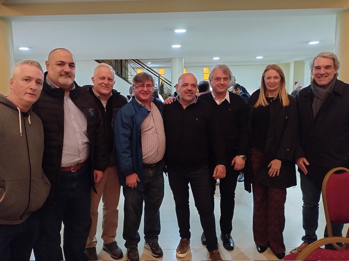 ApRepublicana's tweet image. Excelente charla brindada por @FernandoTrabuc4 sobre liderazgo y trabajo en equipo #Prax 
#LosLiberalesDelPRO 

@PatoBullrich @juancurutchet @carlospirovano @LuisParodiVL @silviaimas @cvargaseguinoa @CarlosCurestis @BERNARDOSOLE1