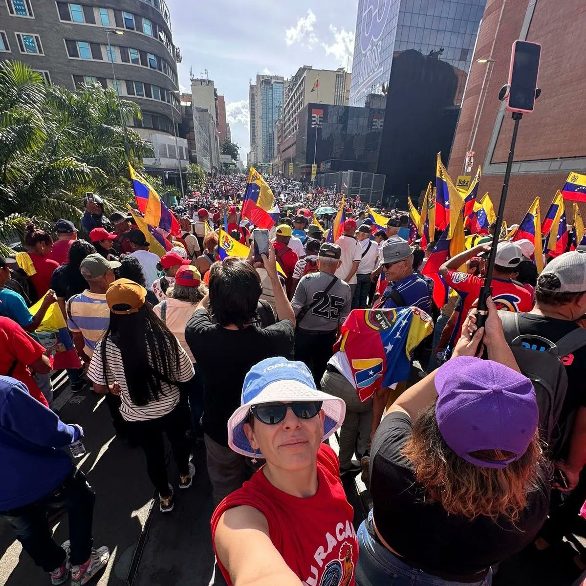 PaulaGimenez_Ok's tweet photo. MASIVA MARCHA POR LA PAZ
📍Caracas, Venezuela

#GanoLaPazYLaDemocracia
#GanoVenezuela 
#GanoMaduro https://t.co/Dr0kFQbQ0l