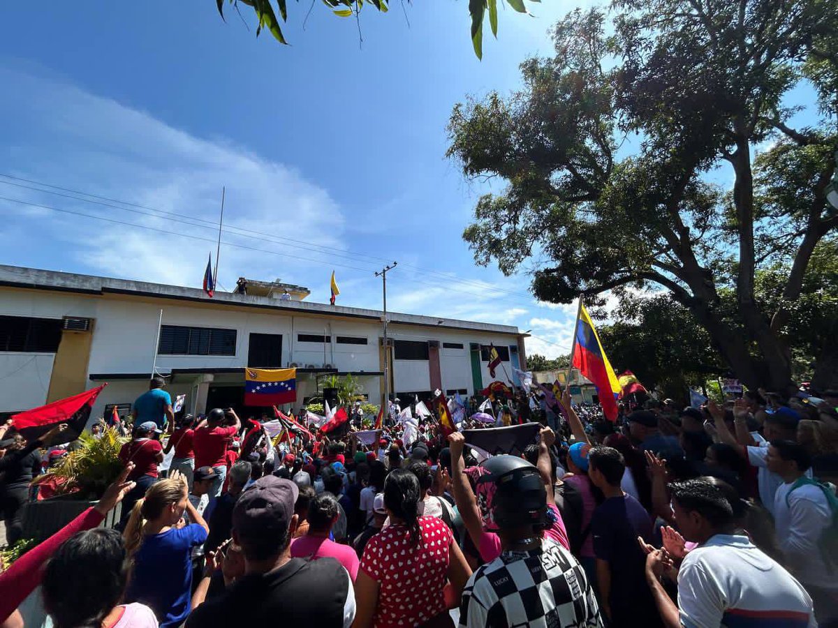 Hoy el pueblo amazonense también salió a las calles de Puerto Ayacucho en una gran movilización por la paz y el apoyo de la victoria de nuestro Gallo Pinto Nicolás Maduro.

¡Somos el Futuro y la Garantía de la Patria!

<a href="/NicolasMaduro/">Nicolás Maduro</a> 
<a href="/GOB_MiguelR/">Miguel L. Rodríguez</a>
