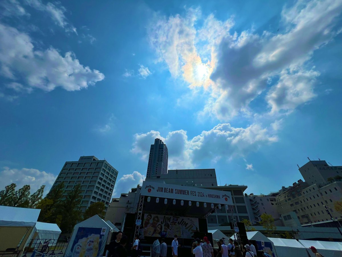 ADAMat1026's tweet photo. ADAM atは晴れバンド☀️☀️

今日は広島ゲートパークにてJIM BEAM SUMMER FES2024🍻

美味しいお酒と美味しいお料理と音楽で楽しんでくださいねー！

夕方からはCAVE-BEでもライブだぞーぅ！！ https://t.co/nNiIZ6BhE8