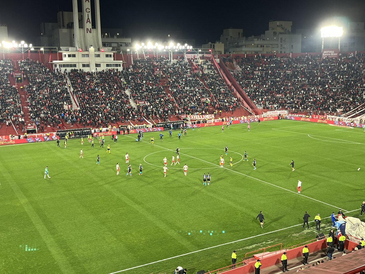 El empate fue culpa de Gustavo #Costas. Nunca supo leer el partido, se fue a defender y regalarle la pelota a Huracán que de casualidad no llego a convertir y gracias a #Arias. 
#Racing no juega a nada y hoy lo demostró.