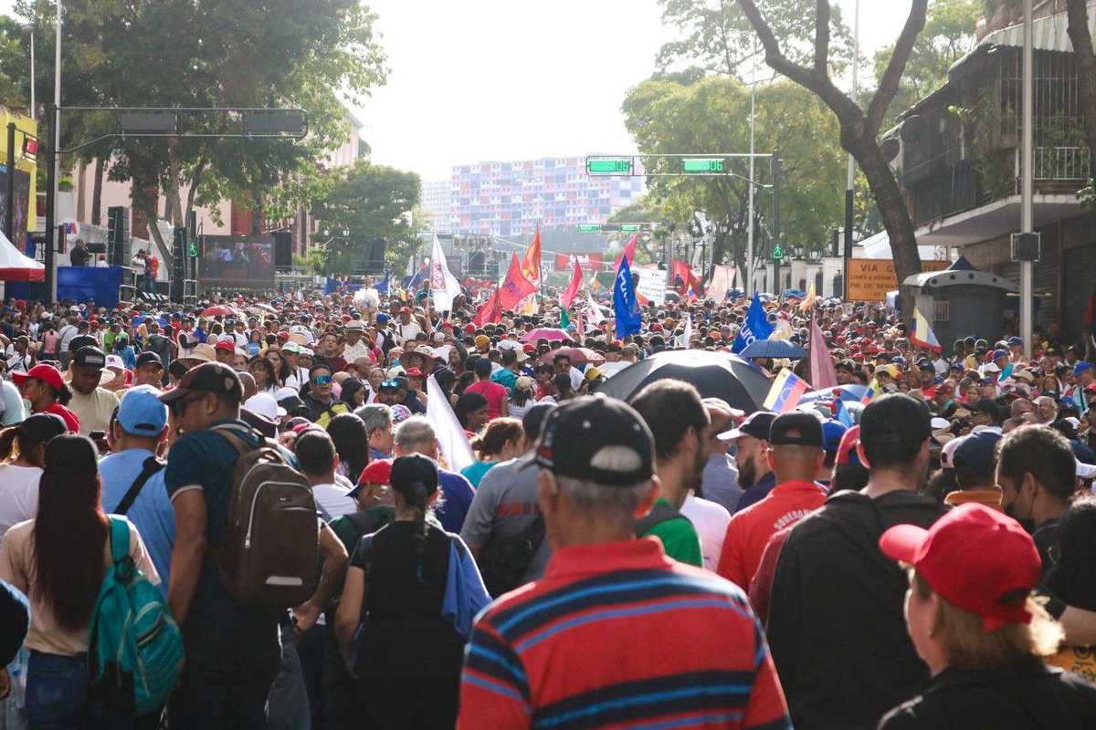 Hoy Día de la Bandera Nacional, con nuestro Pueblo seguimos movilizados en paz en las calles de Caracas, acompañando a nuestro Presidente <a href="/NicolasMaduro/">Nicolás Maduro</a> y apoyando cada voto de los venezolanos que quieren un país de paz, próspero, soberano y en Revolución Bolivariana.