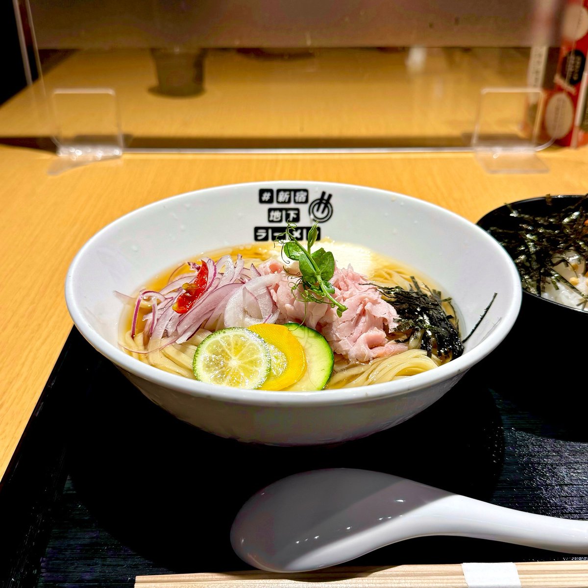 東京 新宿のラーメン屋さん
#新宿地下ラーメン
​優しい煮干しと昆布水の冷製スープにみずみずしい平打ち麺がぴったりで上品な美味しさ✨
​​
#新宿 #東京 #冷やしラーメン #ニボコン #グルメ #グルメ好きな人と繋がりたい #美味しい #ラーメン #麺スタグラム #拉麺 #라멘