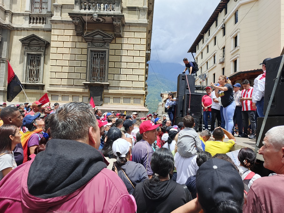 SocializaCIDA's tweet photo. Por la paz, por la patria, en defensa de la reelección del pdte. @NicolasMaduro , nos movilizamos del @SocializaCIDA , marchamos junto al pueblo merideño y el gobernador @JEHYSONGUZMAN .

Seguimos en la calle defendiendo la victoria del #28DeJulio 

#PaisDeOchoEstrellas https://t.co/d9UKZM8NxA