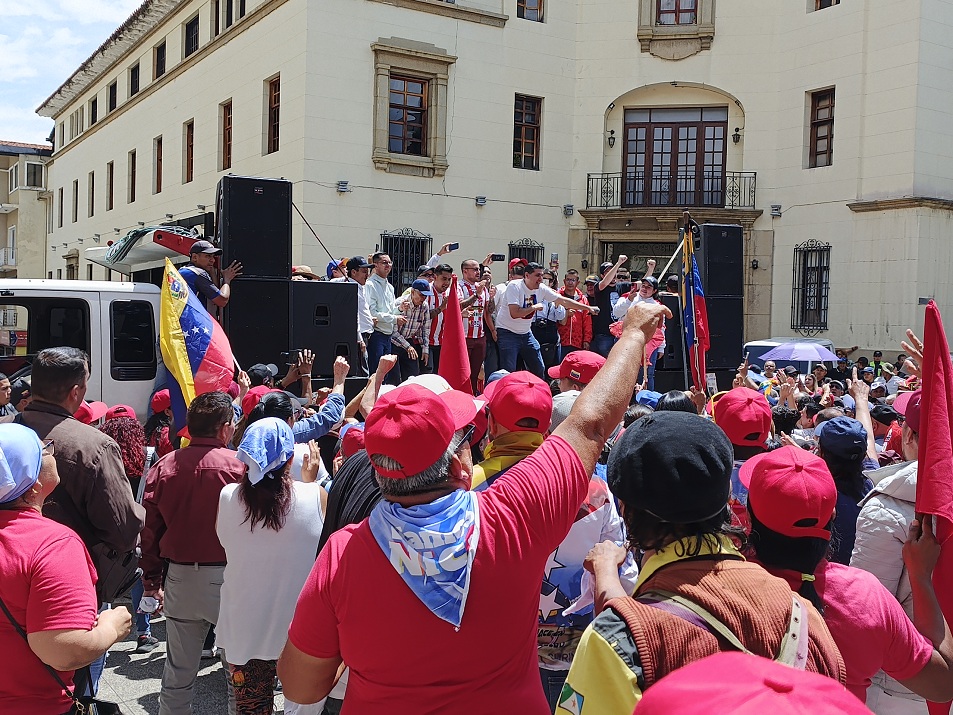 SocializaCIDA's tweet photo. Por la paz, por la patria, en defensa de la reelección del pdte. @NicolasMaduro , nos movilizamos del @SocializaCIDA , marchamos junto al pueblo merideño y el gobernador @JEHYSONGUZMAN .

Seguimos en la calle defendiendo la victoria del #28DeJulio 

#PaisDeOchoEstrellas https://t.co/d9UKZM8NxA