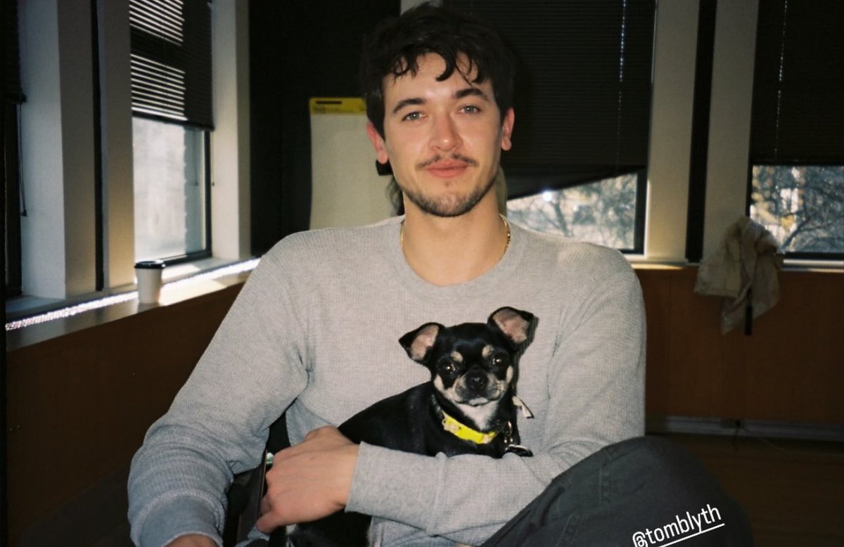 tomblythes's tweet photo. THE FUCKING SCRUFF I FEEL SO DIZZY https://t.co/idJVuHkTuo