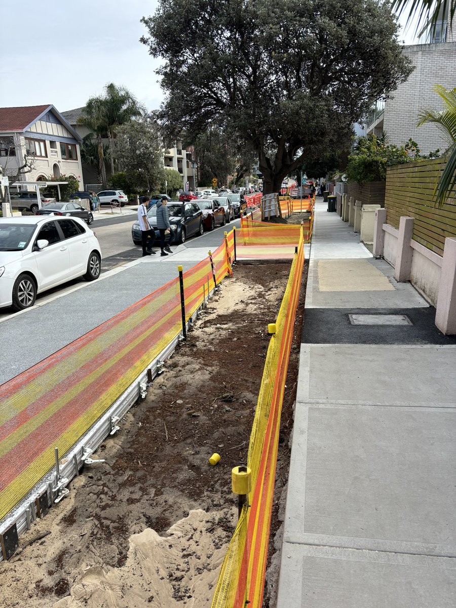 jwdew's tweet image. Why 2 sets of pavement while #Curlewis St clearly needs parking spots instead? #northbondi