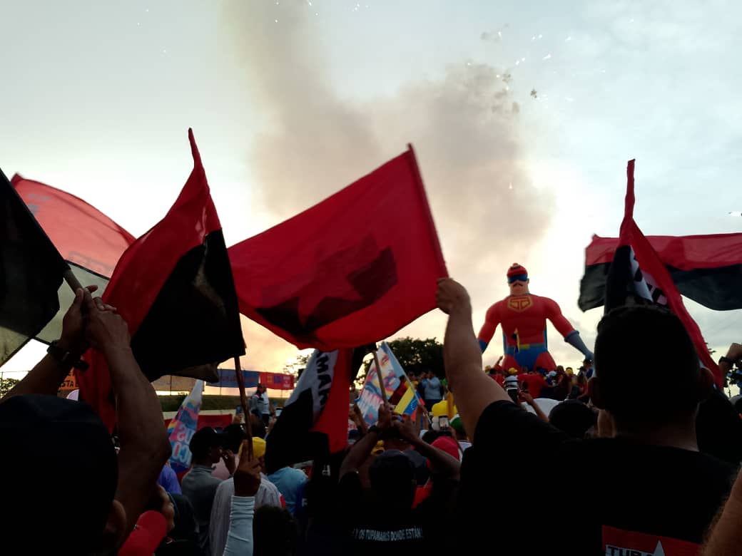 🔴⚫¡TUPAMARO DIJO PRESENTE EN CARONÍ!

Apoyando la reelección de nuestro presidente <a href="/NicolasMaduro/">Nicolás Maduro</a> 🇻🇪💪🏻

el pueblo desbordado en las calles con mucho amor y alegría.🚩🏴