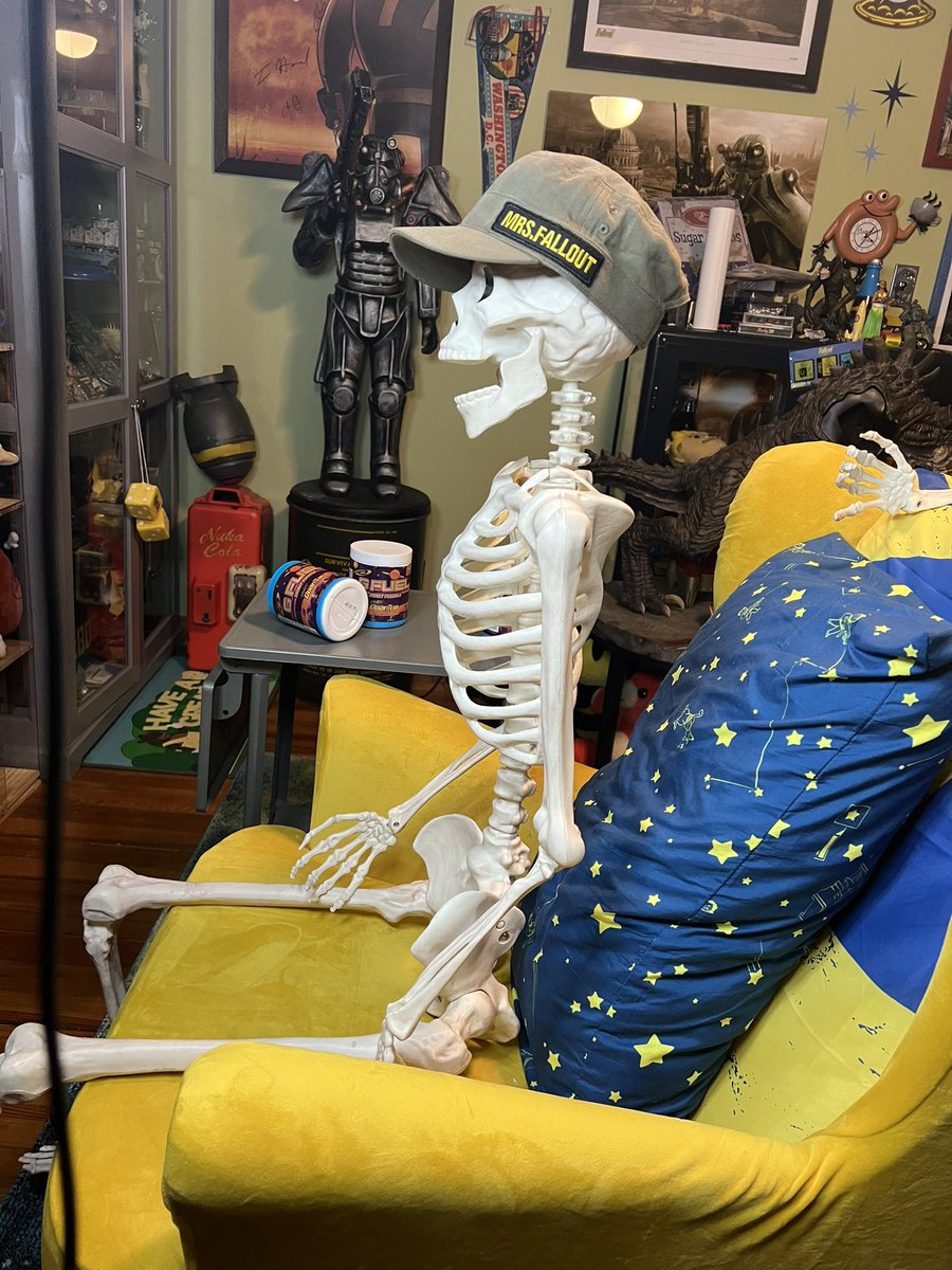 MisterFallout's tweet image. Behind the scenes from @mrsfallout @GFuelEnergy video! Made a giant mess with this one! Zip ties, a pond pump, 5 gallon bucket and a ziplock bag filled with Nuka Cola Quantum GFuel! 🤪 #behindmrsfallout #mrsfallout #gfuelenergy #fallout #contentcreator