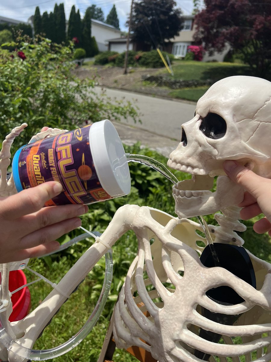 MisterFallout's tweet image. Behind the scenes from @mrsfallout @GFuelEnergy video! Made a giant mess with this one! Zip ties, a pond pump, 5 gallon bucket and a ziplock bag filled with Nuka Cola Quantum GFuel! 🤪 #behindmrsfallout #mrsfallout #gfuelenergy #fallout #contentcreator