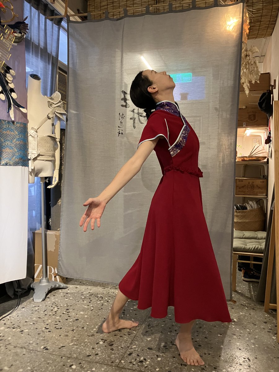 Thâu-pái chheng Hái-éng Hō ê saⁿ, ho̍k-chong siat-kè-su Lí Io̍k-seng hū-chek siat-kè, sim lāi kám-tōng. 1 su sī piáu-ta̍t hái-éng, 1 su kap Ngá-sûn sai ê ho̍k-chong saⁿ phòe-ha̍p. Âng-sek, chhiūⁿ tāu-se hit-khoán âng, phēng ti-koaⁿ-sek khah chhián tām-po̍h.