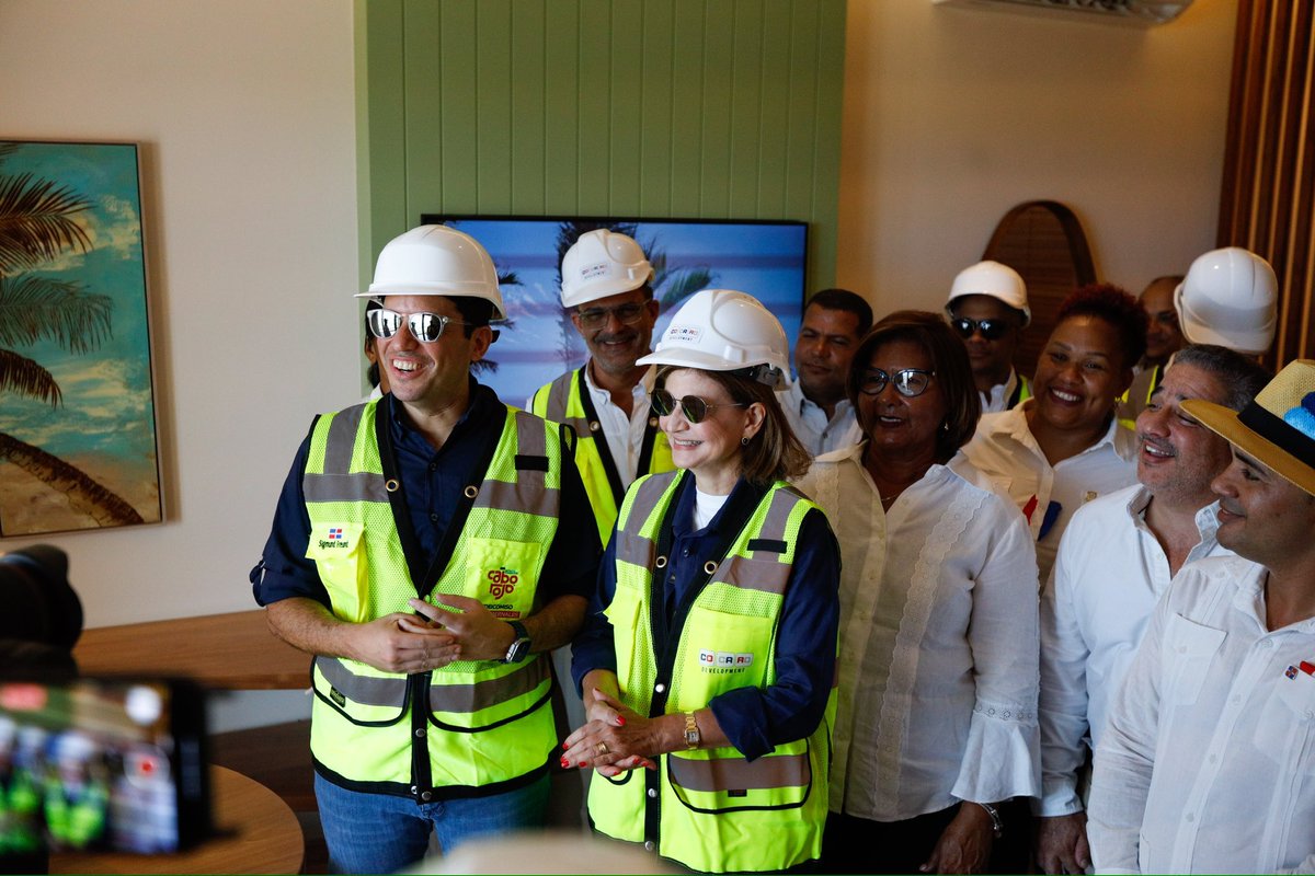 RaquelPenaVice's tweet photo. Hoy agotamos una enriquecedora agenda de trabajo en las provincias de Pedernales y Peravia.
Hemos abierto las puertas al desarrollo del Sur. Junto al señor presidente @LuisAbinader, seguiremos transformando la región sur y trabajando por el crecimiento del país y el bienestar de todas y todos los dominicanos.