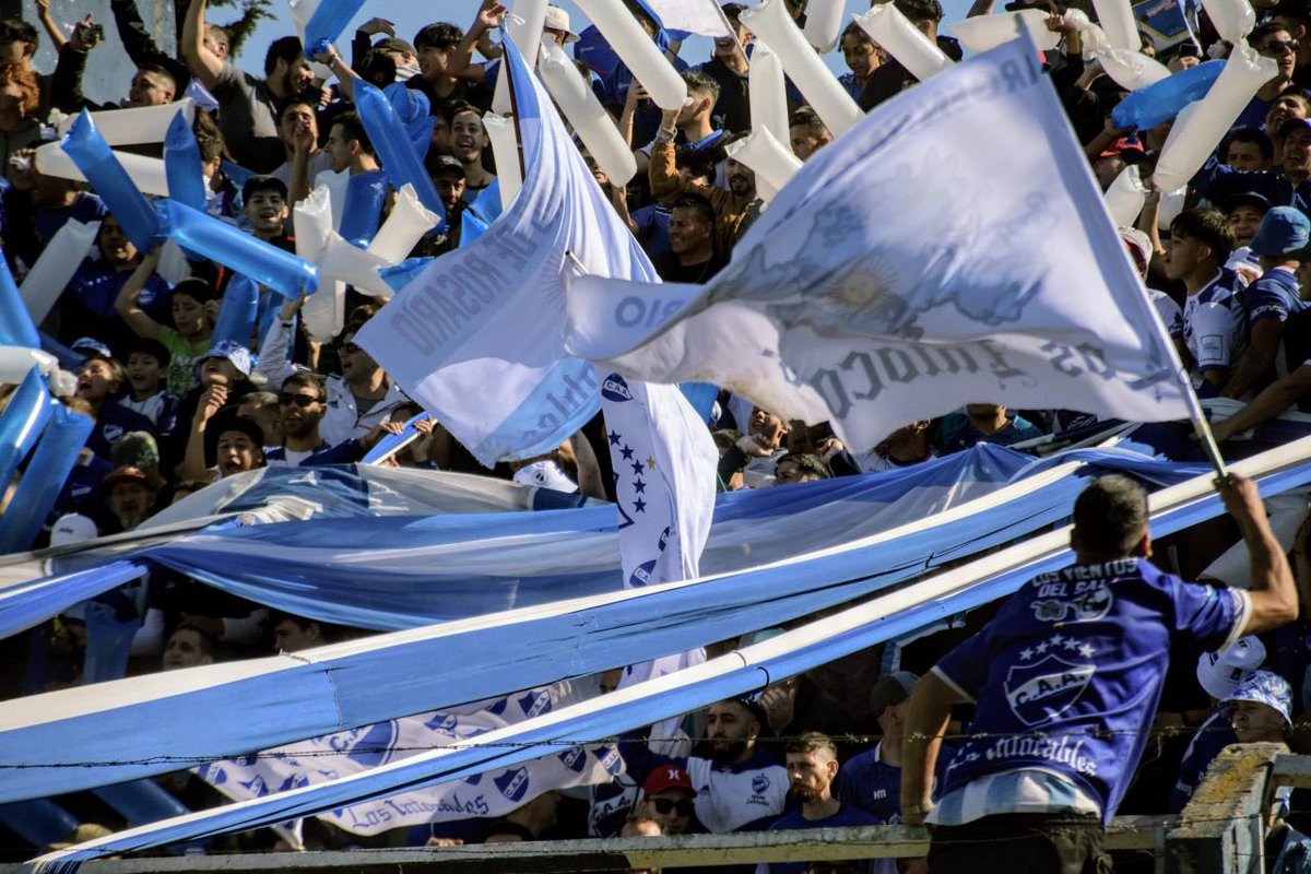 _charlycardozo's tweet photo. ⚽️ Los dos clásicos del ascenso de #Rosario se jugaron este año con ambas hinchadas. Un ejemplo para todo el país en la ciudad a la que todo el mundo señalaba. Si, podemos! @argentinoros @centralcordoba 📸 @elciudadanoweb Juan José García #charruas #salaitos https://t.co/555Usok5Ye