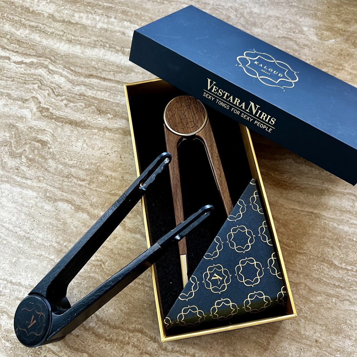 _Smoking_Hot's tweet photo. ①【KALOUD社製トング】

ロータスを発明して
世に出したKALOUD社

その見た目の美しさもさることながら
普通のシーシャ用トングと違い掴む部分がギザギザになっている為に非常に掴みやすい

炭はもちろんの事、HMSも軽々と持ち上げられる程、絶妙なバランスで歯の間隔が設計されています https://t.co/vnuiIMcATO