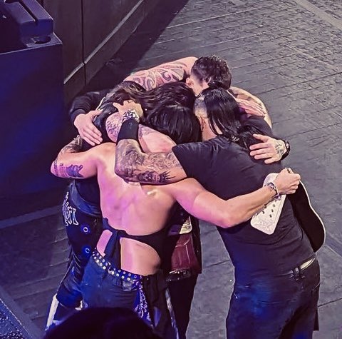 Sym_tees's tweet photo. Thank you for everything, you’ll always mean the world to me 💜🖤 https://t.co/GeCJc3TXFF