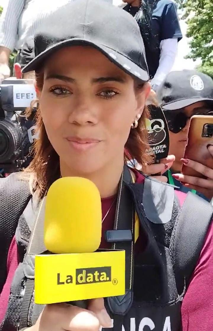 EmergenciasEc's tweet photo. Terrible!!
La Periodista de @LaDataEc Dayana Krays, fue detenida por agentes del dictador Nicolás Maduro, luego de cubrir las manifestaciones en contra del fraude electoral en Venezuela. https://t.co/aoU1tZ8EAS