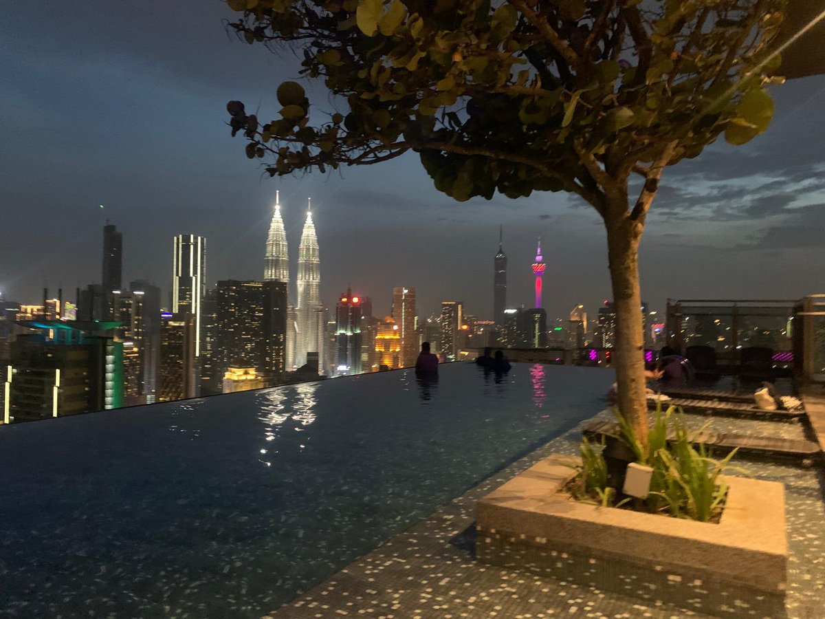 rafazarmi's tweet photo. Día extra en #KualaLumpur #Malaysia 🇲🇾😍. Aprovechado pa andurrear aún más la ciudad y sus comidas y pa hacer la tontá de la infinity pool (muy chula, tengo q reconocerlo 🤷🏻‍♂️😍)
He dicho ya q me encantaba la ciudad?😂🥰 https://t.co/j5LWiIxN3D